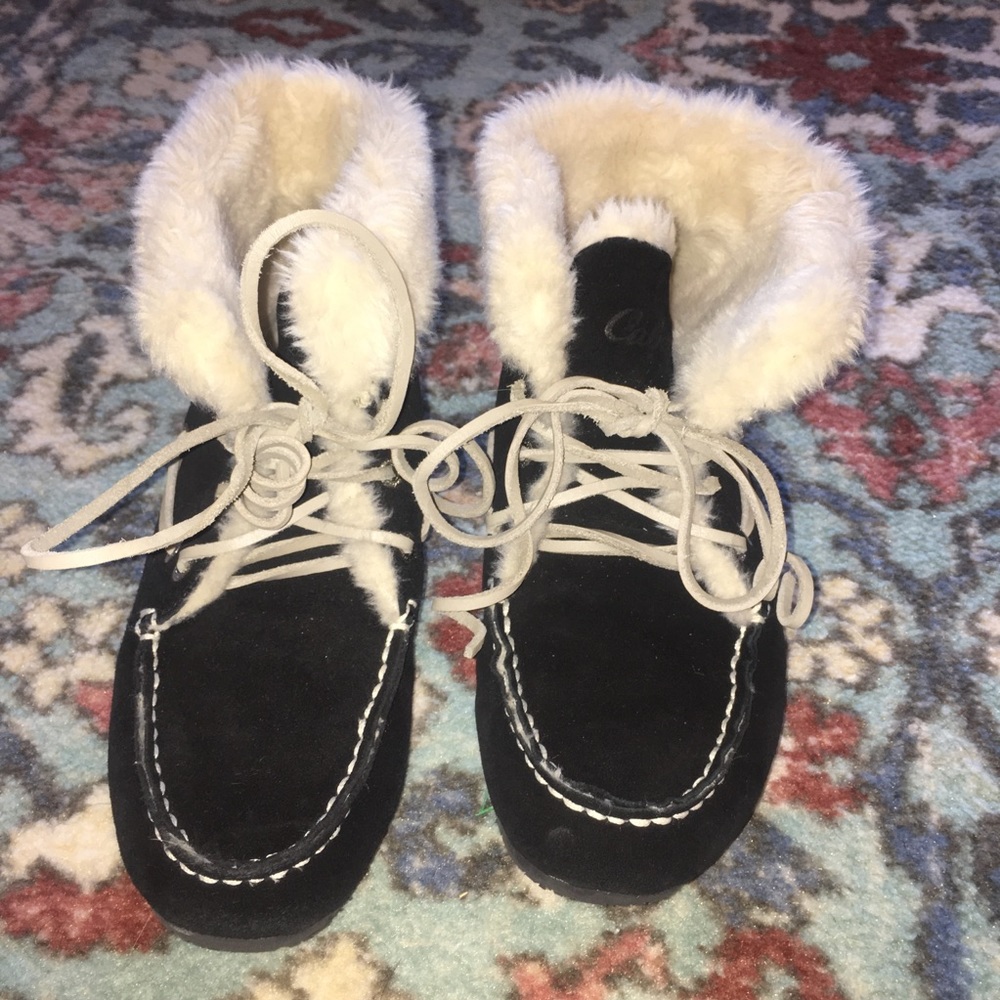 Black slipper bookings with with faux fur lining